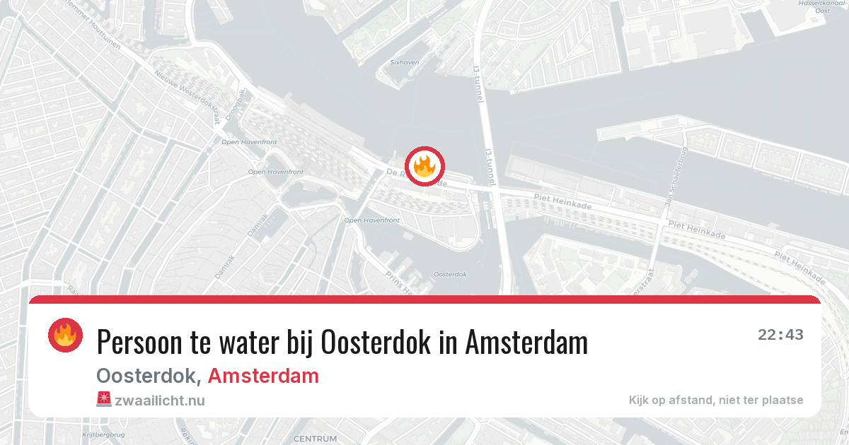 Persoon te water bij Oosterdok in Amsterdam — 30 mei 2026