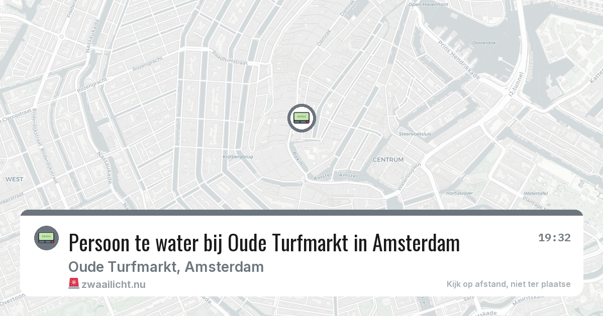 Persoon te water bij Oude Turfmarkt in Amsterdam — 23 apr 2026