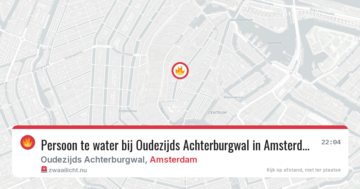 Persoon te water bij Oudezijds Achterburgwal in Amsterdam — 18 jul 2026