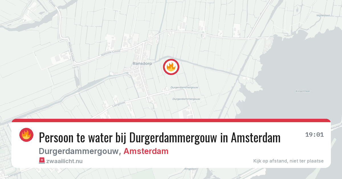 Persoon te water bij Durgerdammergouw in Amsterdam — 23 jul 2026
