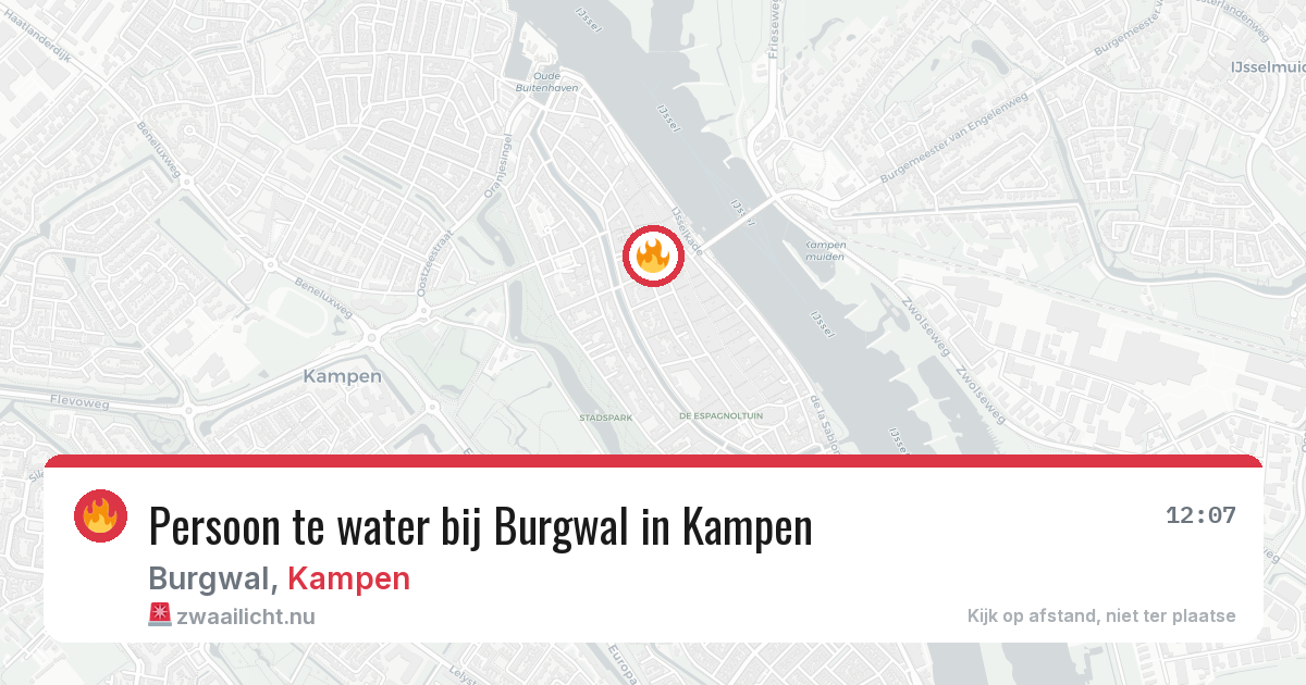 Persoon te water bij Burgwal in Kampen — 23 mei 2026